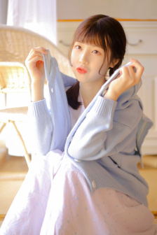 她唇之下